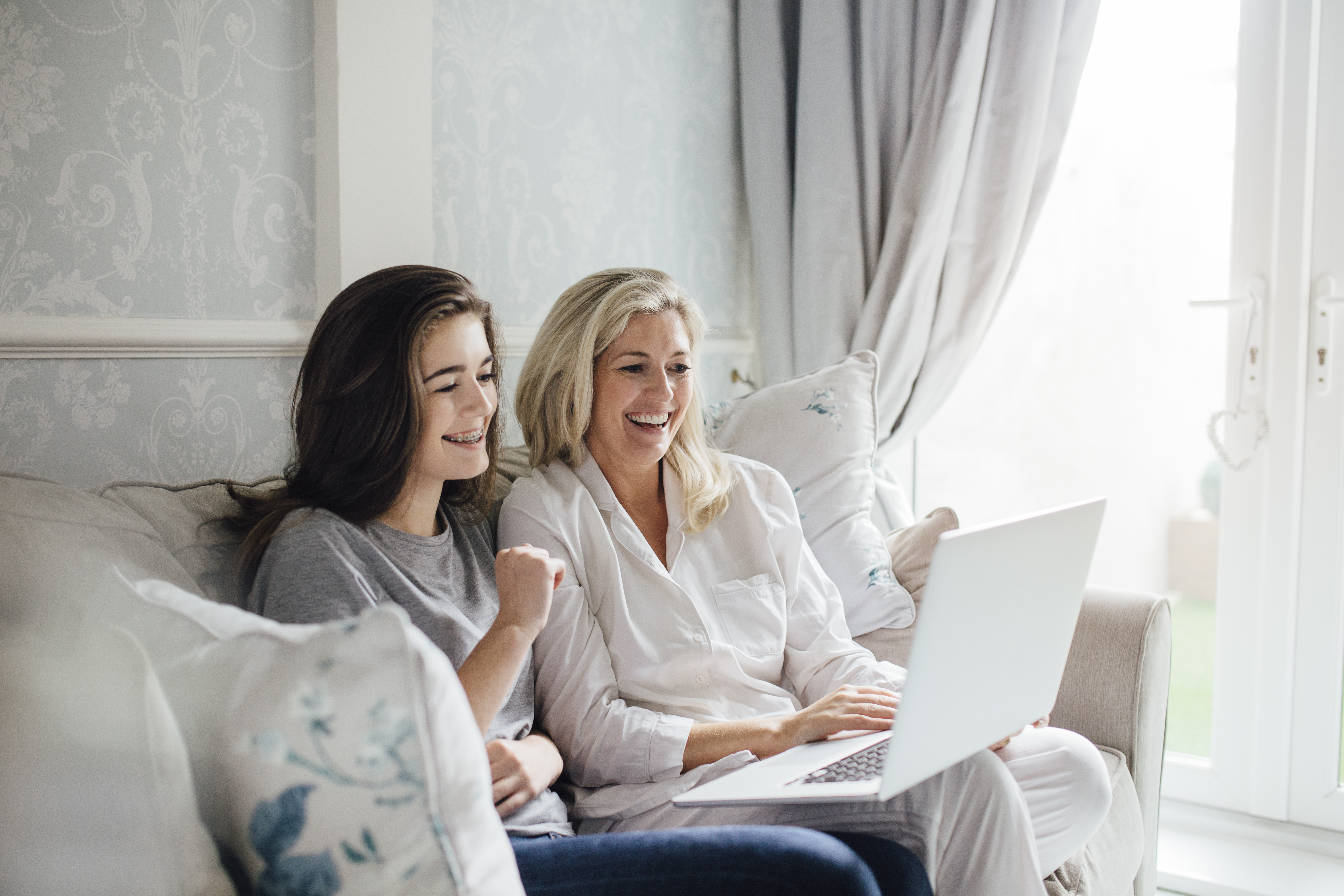 Mother daughter with braces on laptop i Stock 621606250